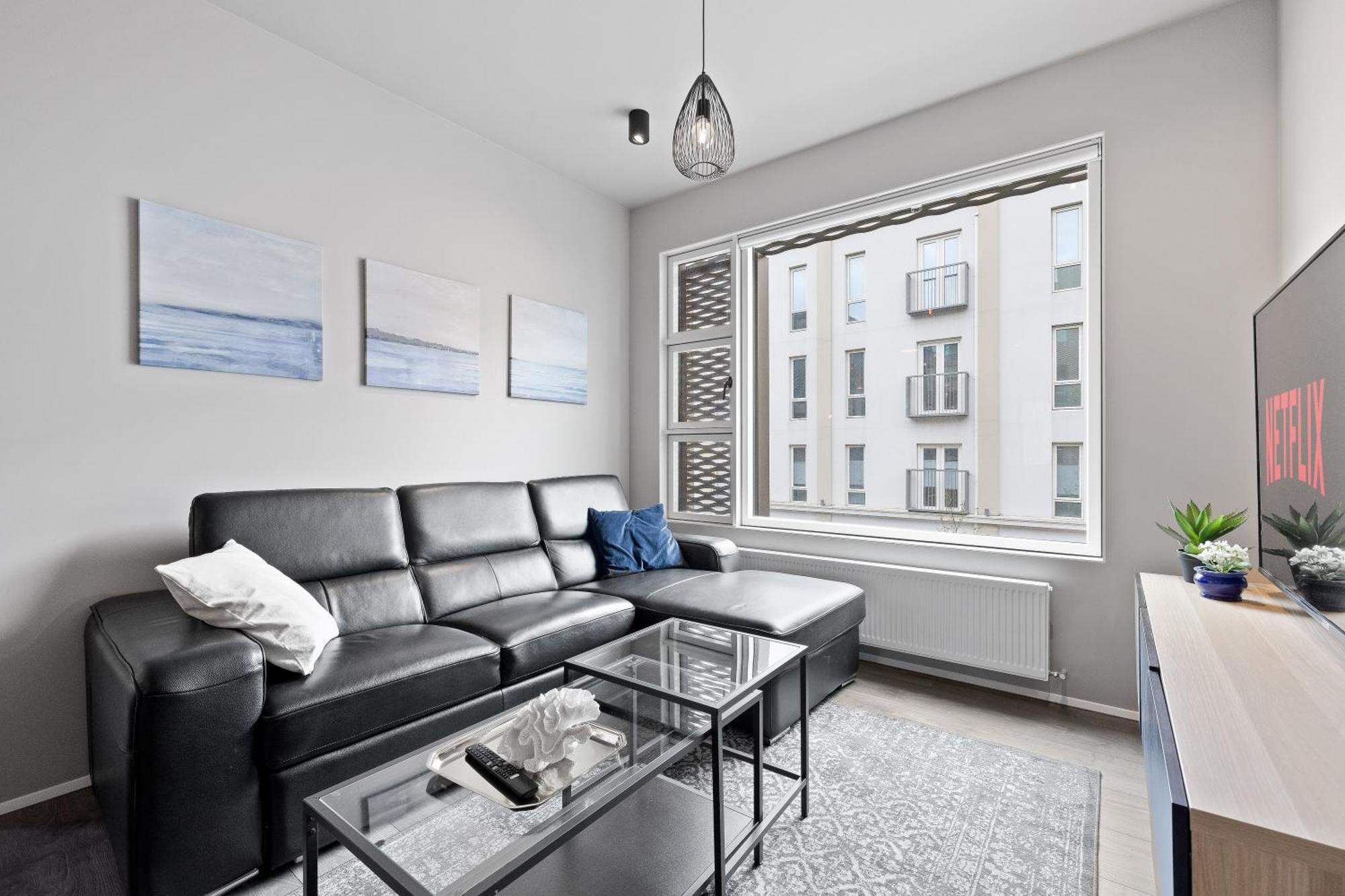 Vibrant Hafnatorg I Spacious Property With Expansive Garage Reykjavík Esterno foto