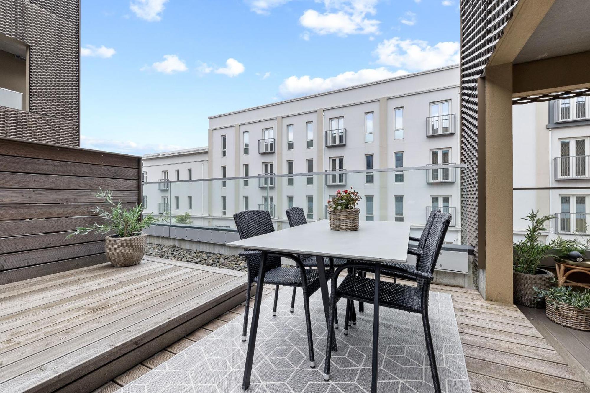 Vibrant Hafnatorg I Spacious Property With Expansive Garage Reykjavík Esterno foto