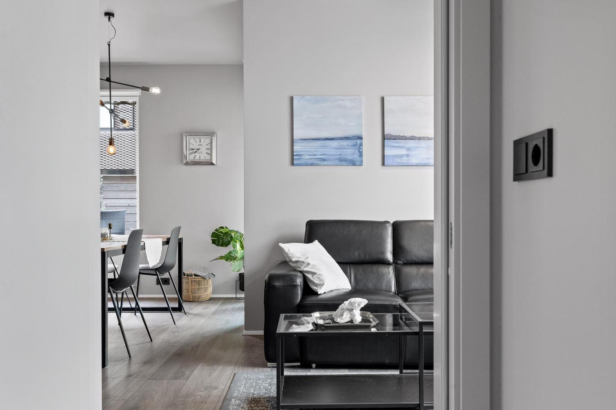 Vibrant Hafnatorg I Spacious Property With Expansive Garage Reykjavík Esterno foto