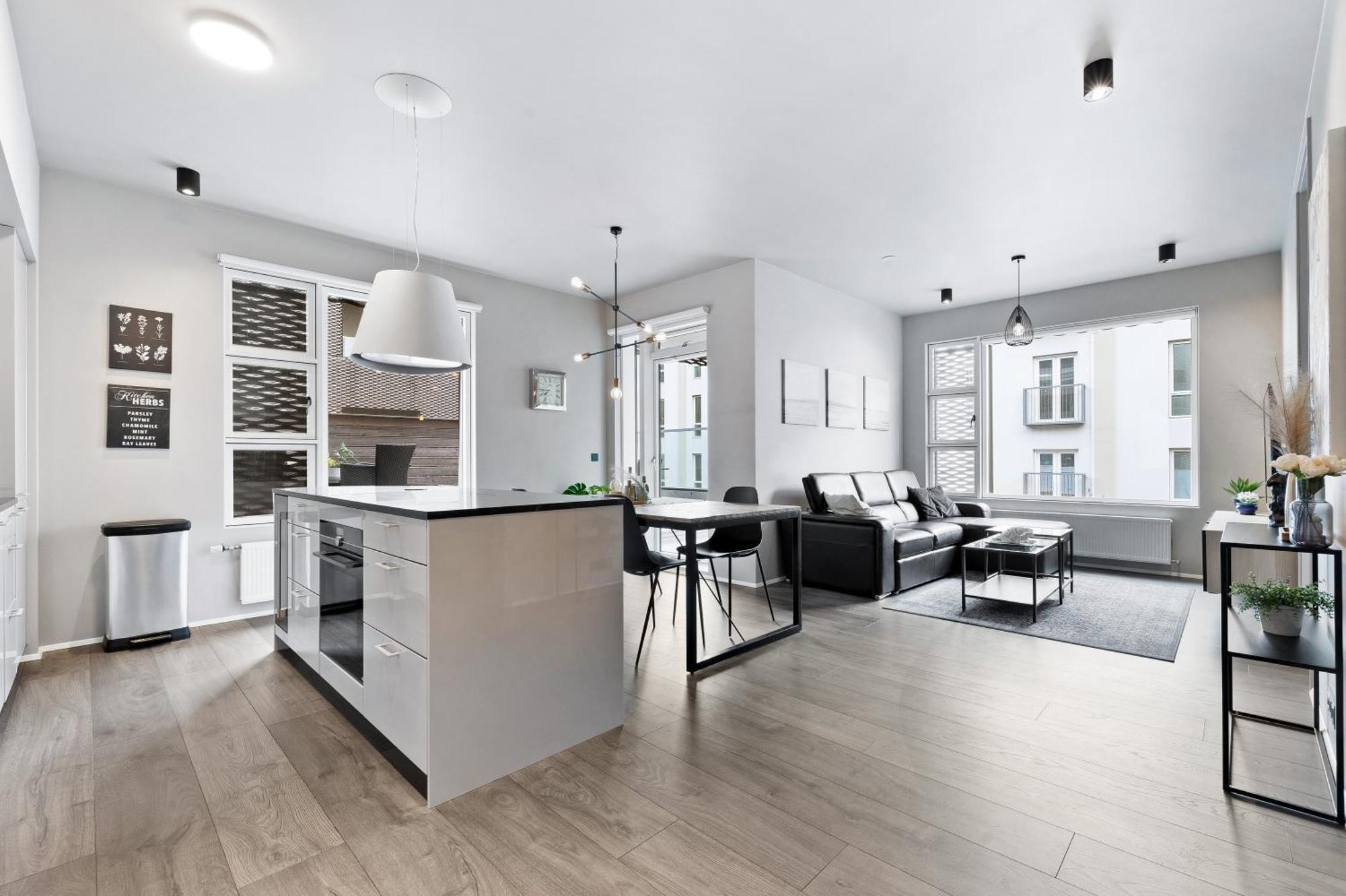 Vibrant Hafnatorg I Spacious Property With Expansive Garage Reykjavík Esterno foto