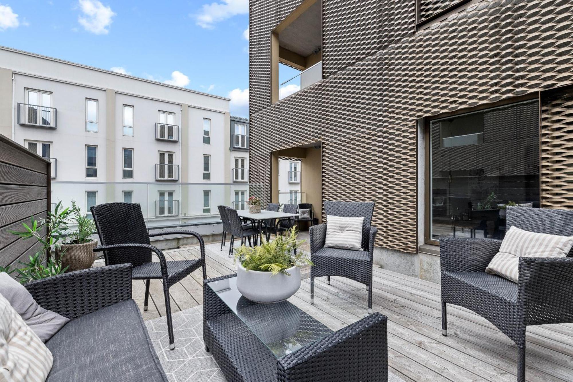 Vibrant Hafnatorg I Spacious Property With Expansive Garage Reykjavík Esterno foto