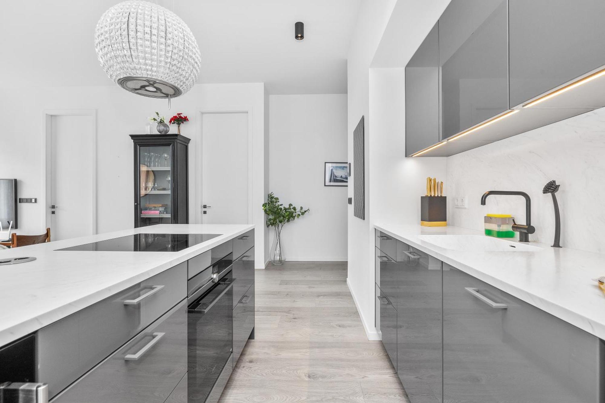Vibrant Hafnatorg I Spacious Property With Expansive Garage Reykjavík Esterno foto