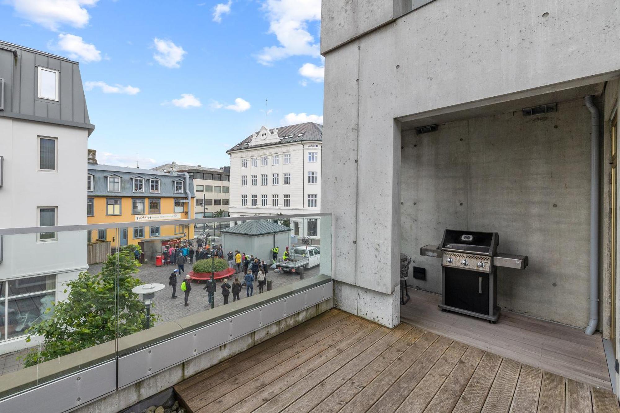Vibrant Hafnatorg I Spacious Property With Expansive Garage Reykjavík Esterno foto