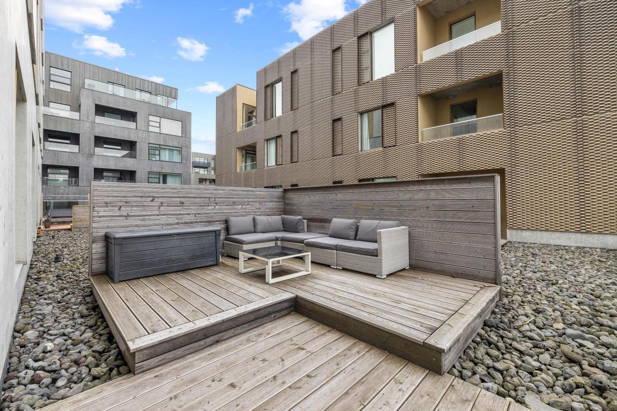 Vibrant Hafnatorg I Spacious Property With Expansive Garage Reykjavík Esterno foto