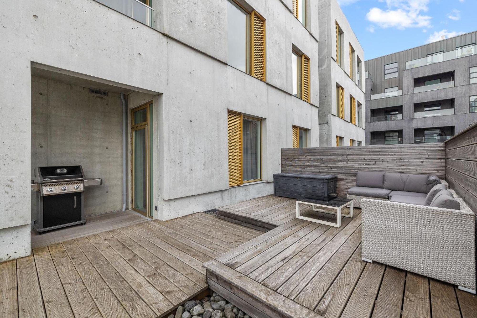 Vibrant Hafnatorg I Spacious Property With Expansive Garage Reykjavík Esterno foto