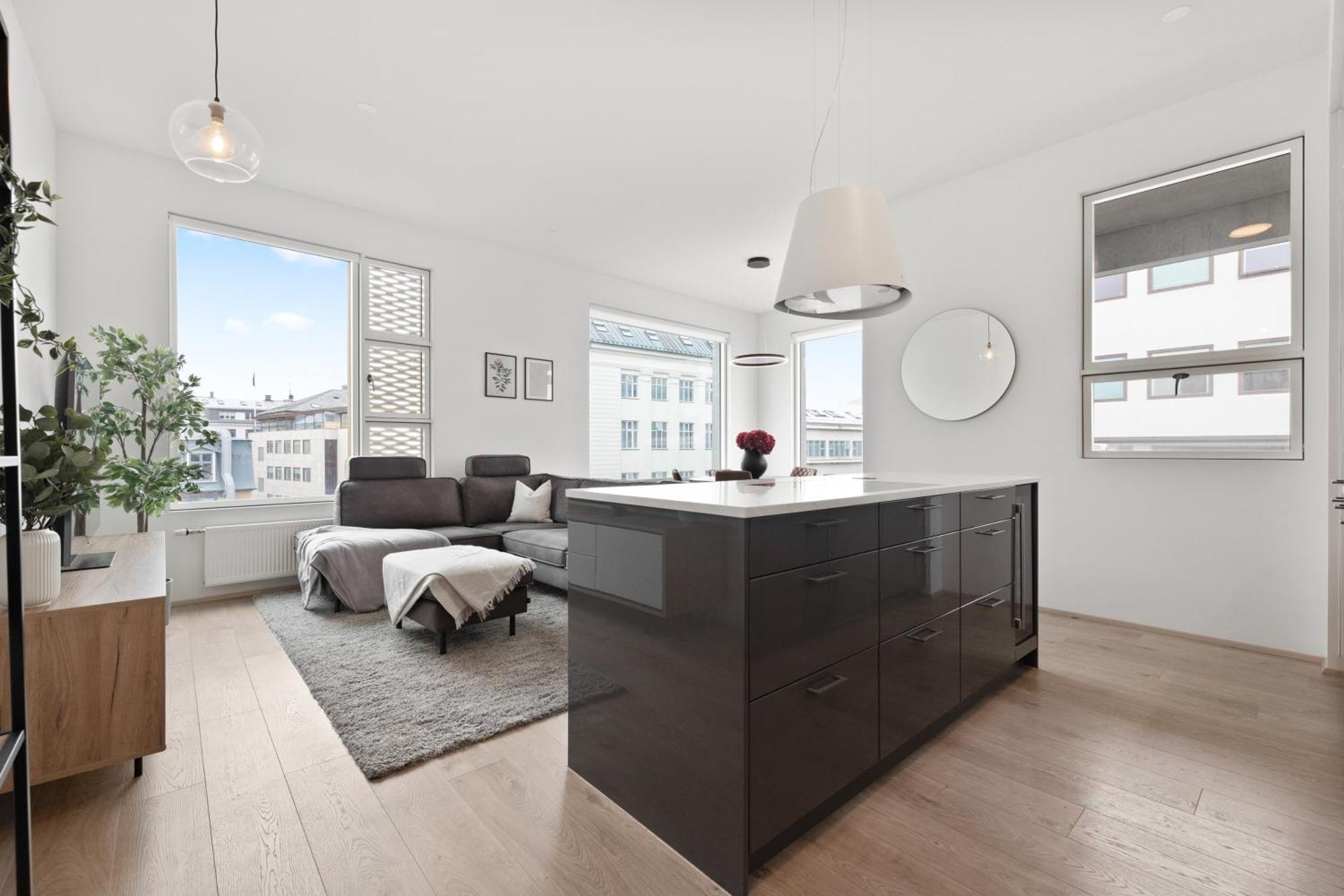 Vibrant Hafnatorg I Spacious Property With Expansive Garage Reykjavík Esterno foto