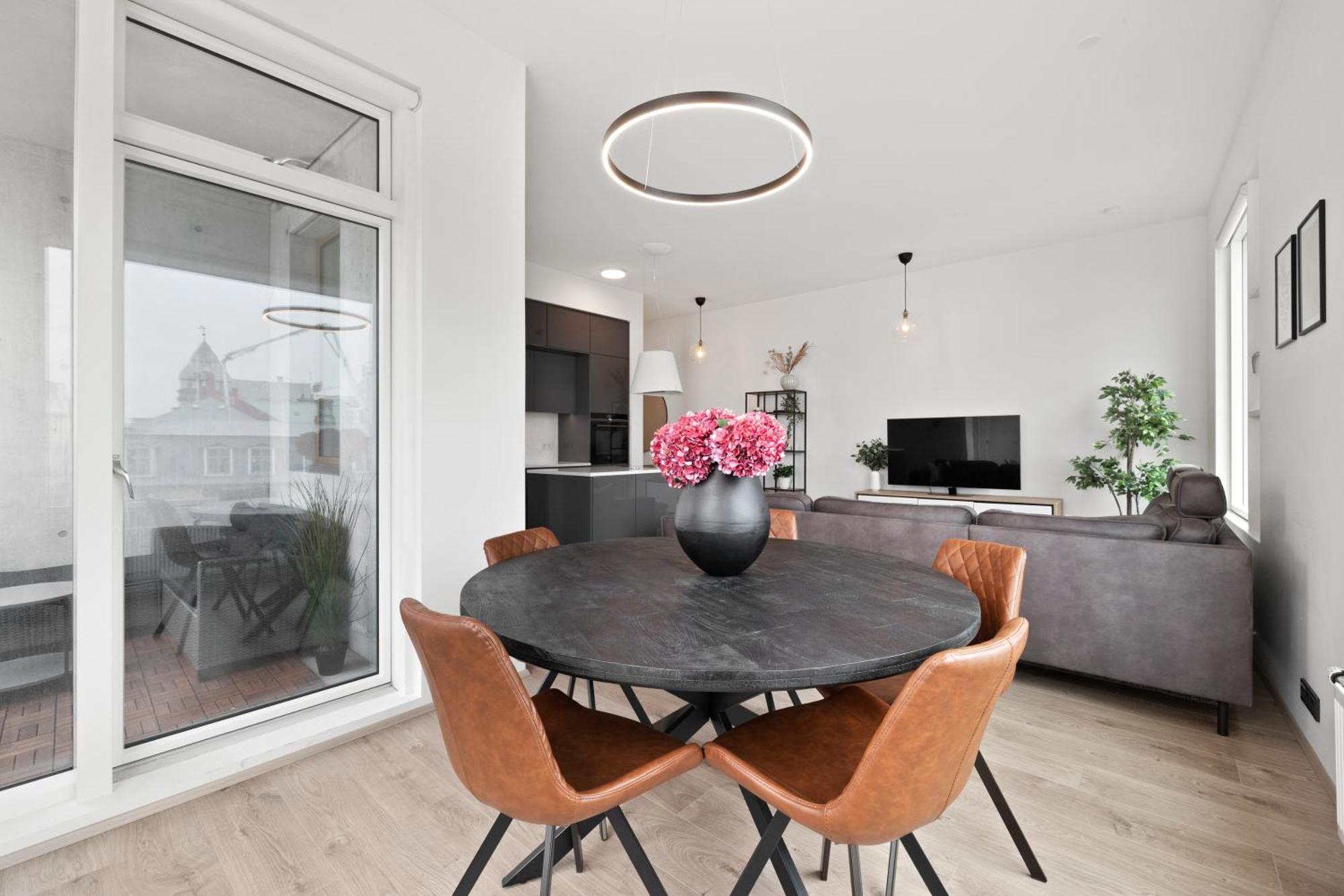 Vibrant Hafnatorg I Spacious Property With Expansive Garage Reykjavík Esterno foto