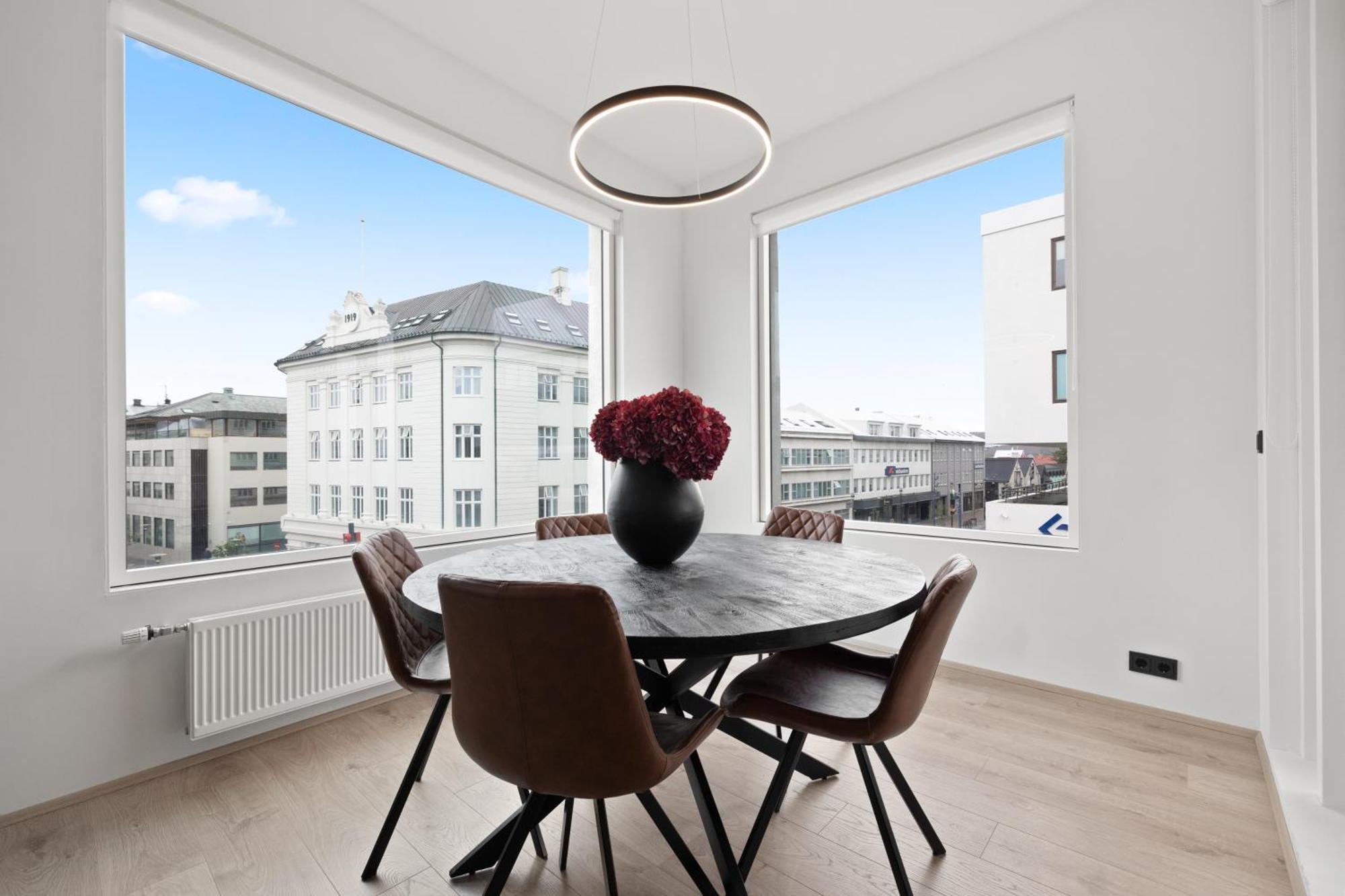 Vibrant Hafnatorg I Spacious Property With Expansive Garage Reykjavík Esterno foto