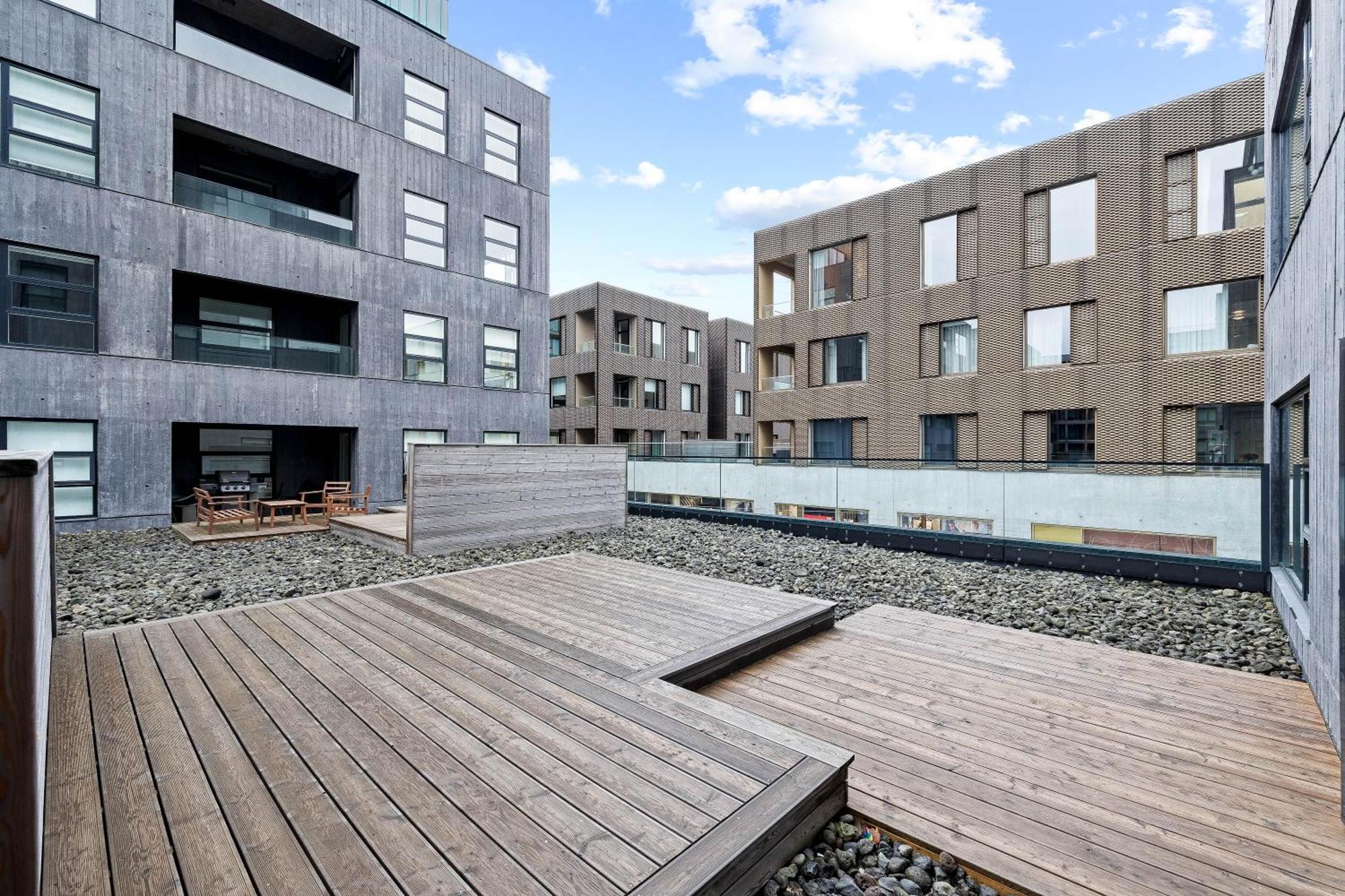 Vibrant Hafnatorg I Spacious Property With Expansive Garage Reykjavík Esterno foto