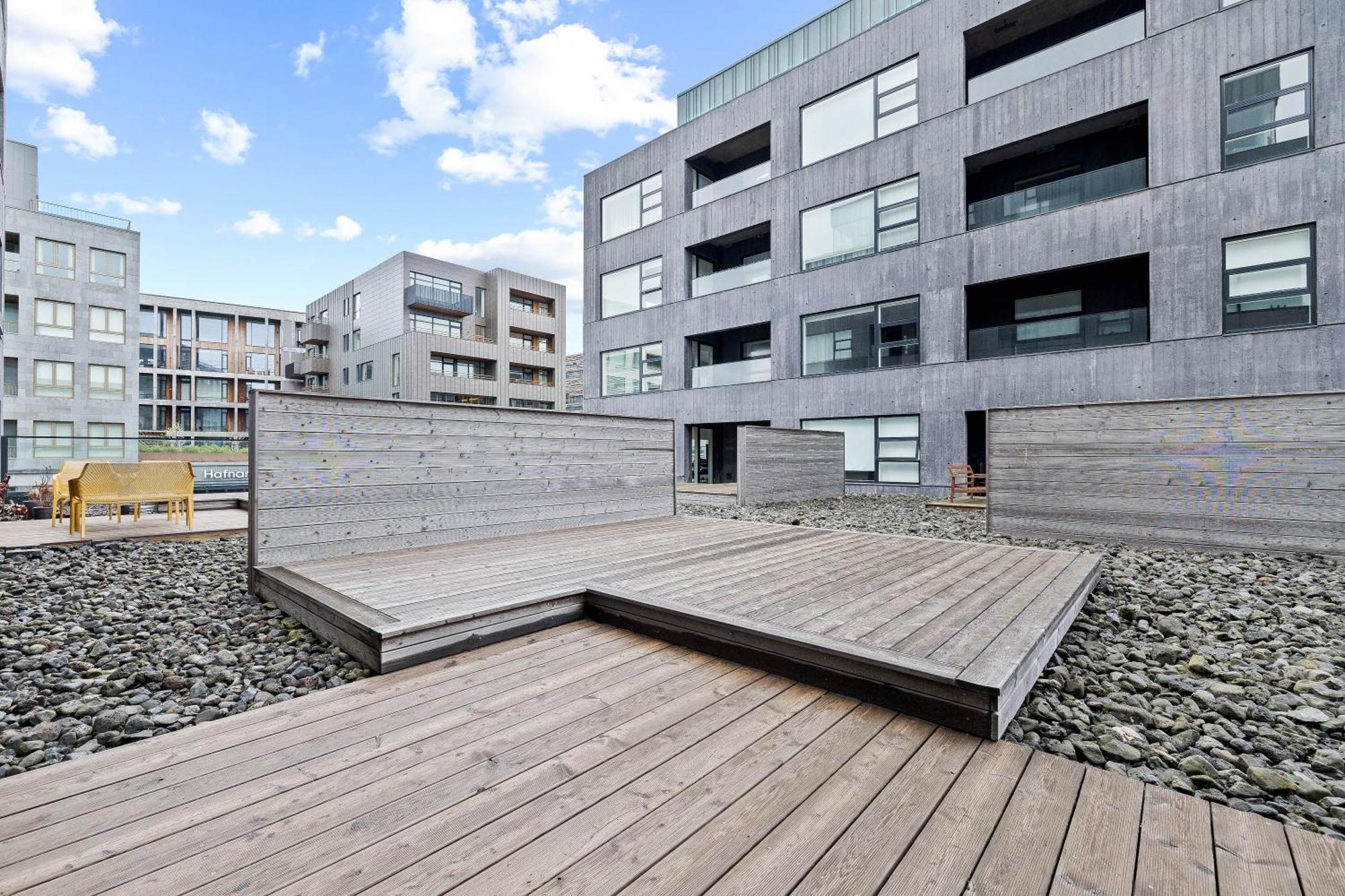 Vibrant Hafnatorg I Spacious Property With Expansive Garage Reykjavík Esterno foto