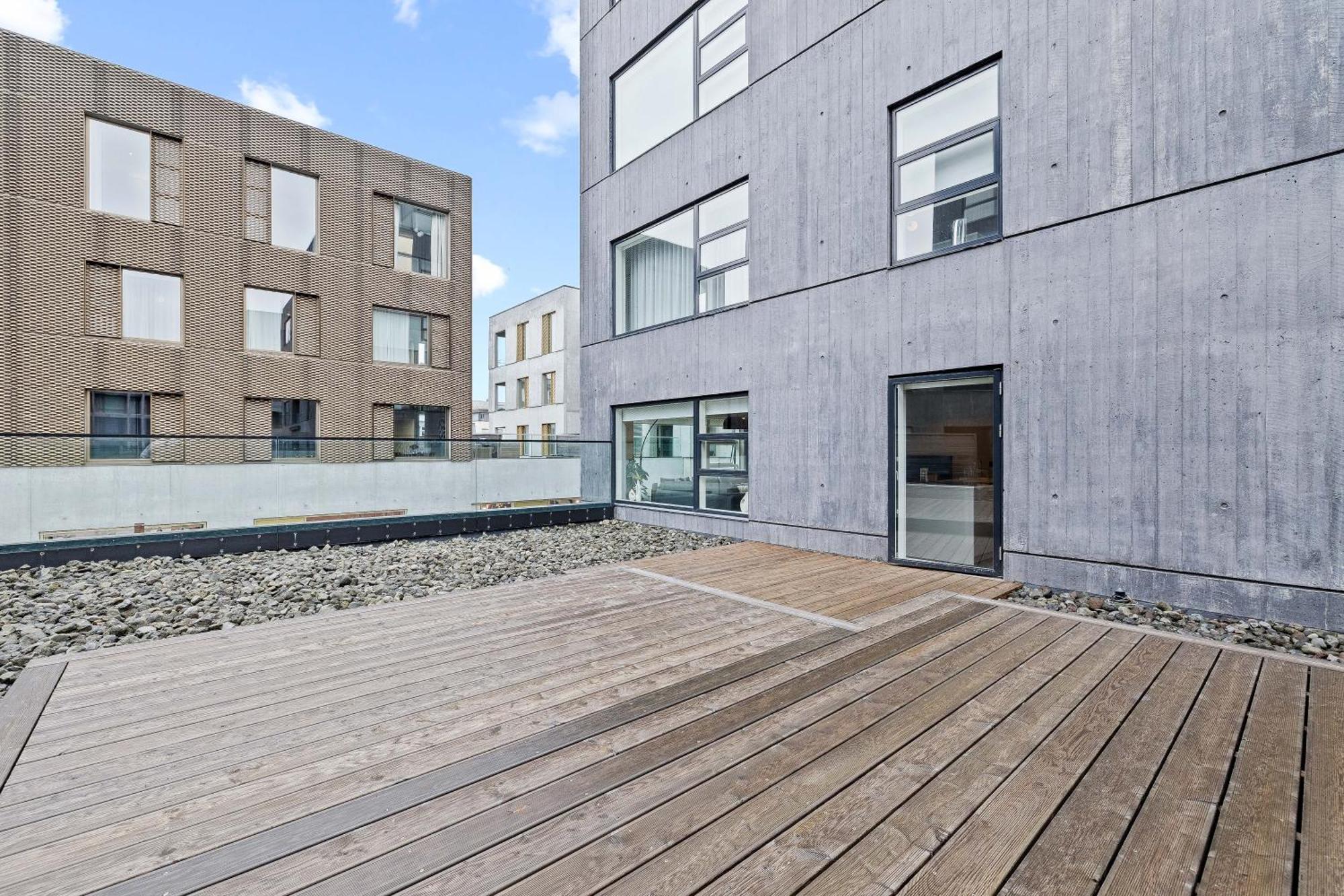Vibrant Hafnatorg I Spacious Property With Expansive Garage Reykjavík Esterno foto