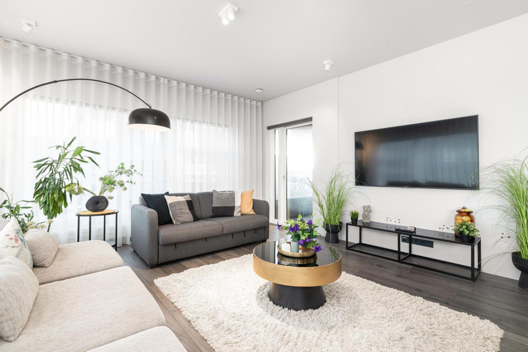 Vibrant Hafnatorg I Spacious Property With Expansive Garage Reykjavík Esterno foto