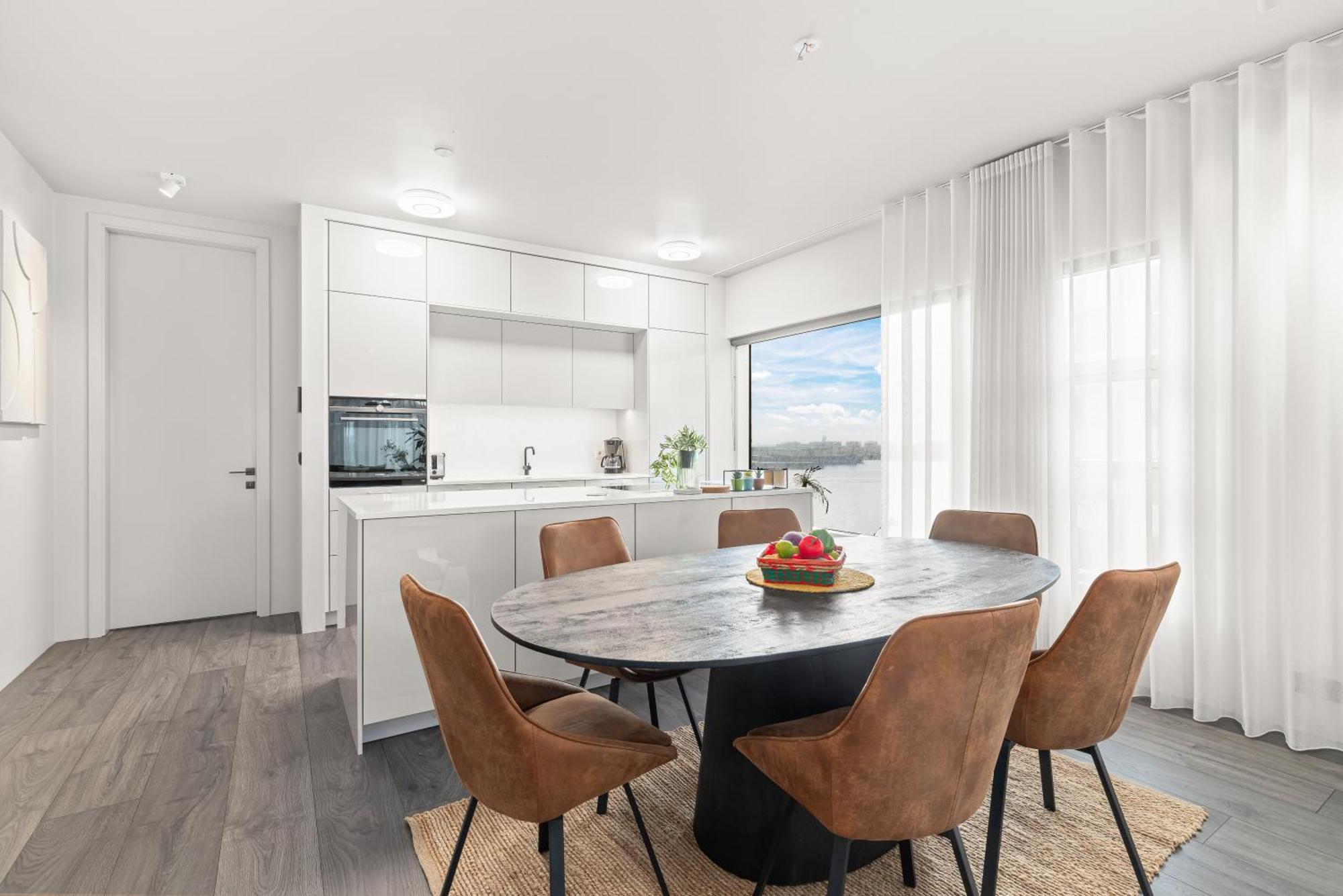 Vibrant Hafnatorg I Spacious Property With Expansive Garage Reykjavík Esterno foto