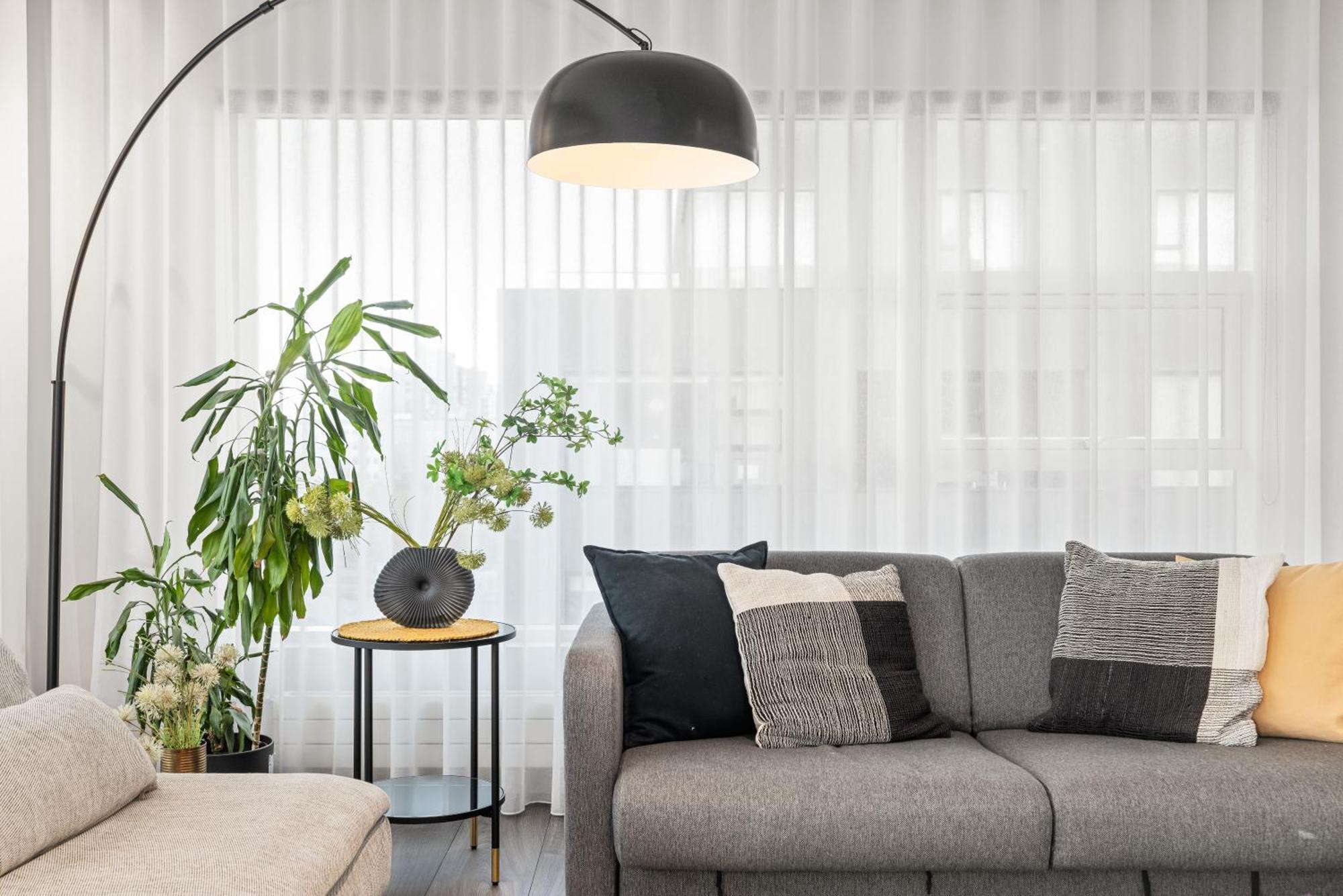 Vibrant Hafnatorg I Spacious Property With Expansive Garage Reykjavík Esterno foto